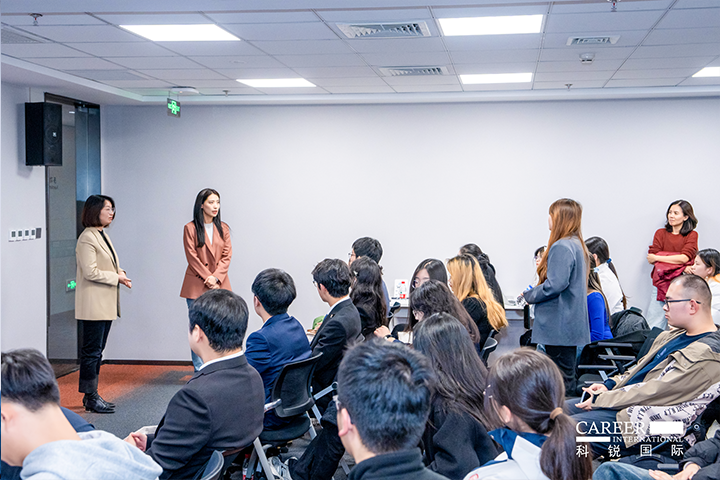 知名人力资源服务商K8官网国际的相关资深顾问与企业高级负责人在参访末尾回答现场关于人力资源产业的问题